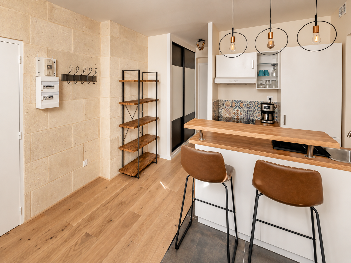 Cuisine ouverte et mur en pierre du projet Saint-Jean à Bordeaux