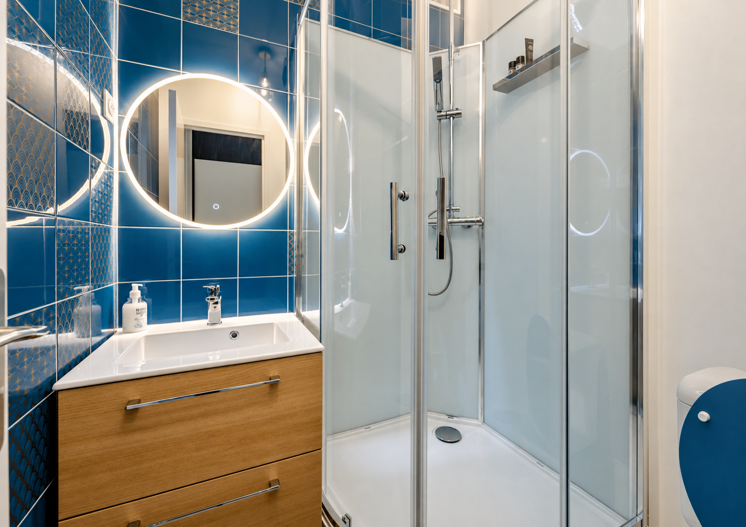 Salle de bain bleue du projet Saint-Jean à Bordeaux