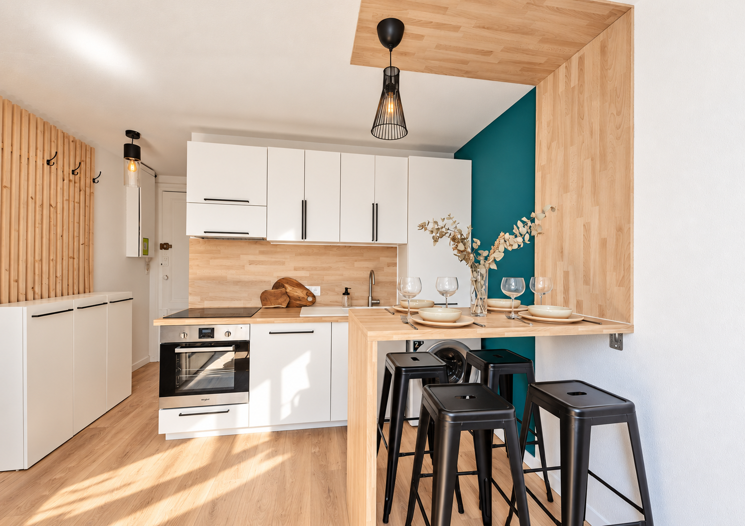 Cuisine ouverte en bois et blanc du projet Max Coyne à Bègles