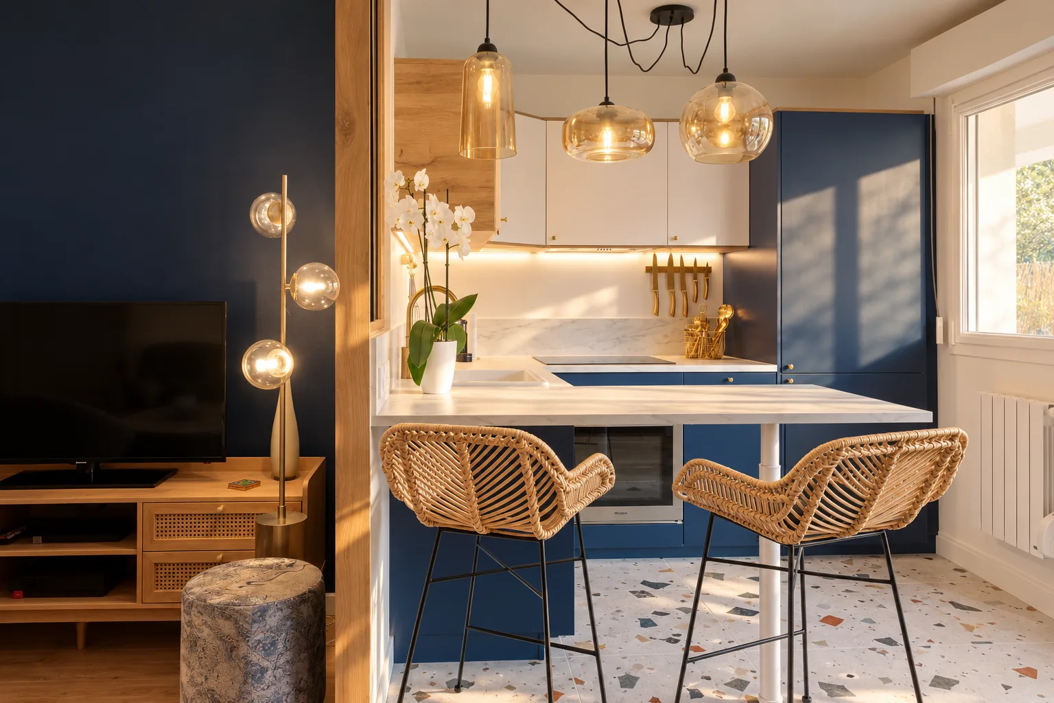 Cuisine bleue avec bar et suspensions du projet Dupaty à Bordeaux