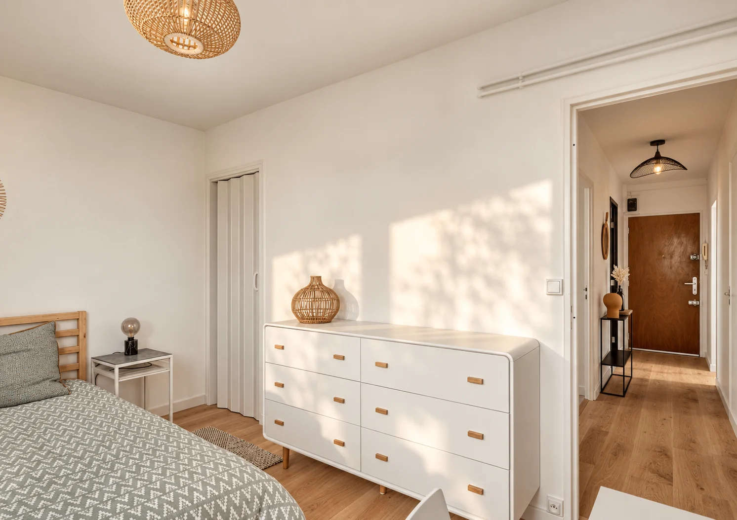 Chambre rénovée avec rangements du projet Zubieta à Talence