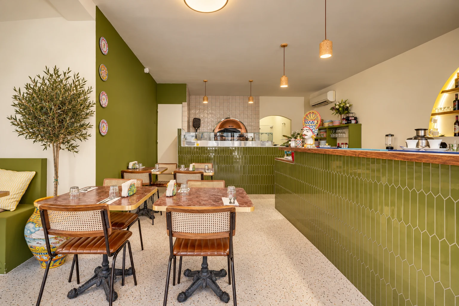 Comptoir vert et salle du restaurant Nicuzza à Bordeaux